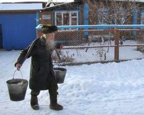 73-летний Риф Карымов ежедневно ходит за километр на озеро по воду. Фото Геннадия Ярцева