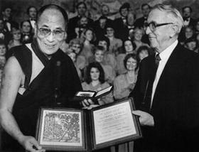 Далай Лама получает Нобелевскую премию мира 