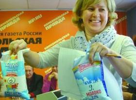 Руководитель пресс-центра "КП" Елена Маркова демонстрирует молоко с антибиотиком. Фото Ирины Гундаревой