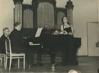Малый зал Московской консерватории. 28 июня 1956 года. Французская музыка. Рихтер и  Нина Дорлиак исполняют вокальные опусы К. Дебюсси и М. Равеля.